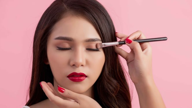 Ilustrasi seseorang yang make-up dengan elegan