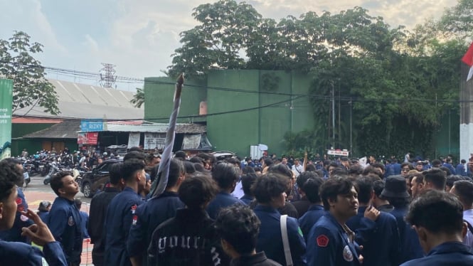 Mahasiswa Universitas Trisakti demo tolak RUU TNI