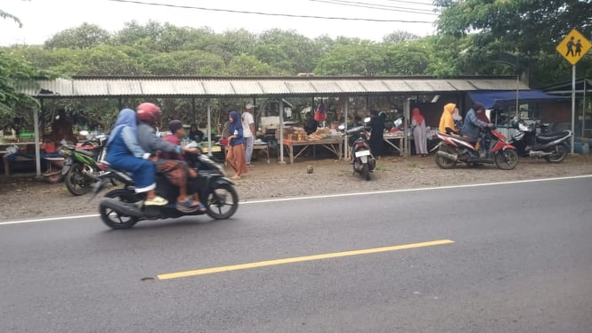 Pasar Possumur Desa Bengkak, Kecamatan Wongsorejo