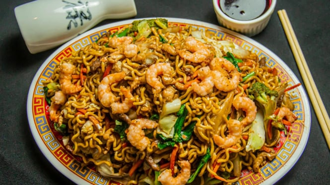 Mie Goreng dengan Lauknya yang Menggoda