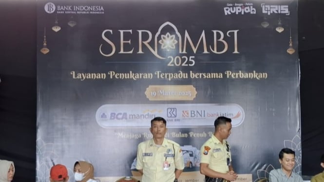 Antrean Panjang Warga Jember untuk Tukar Uang Baru