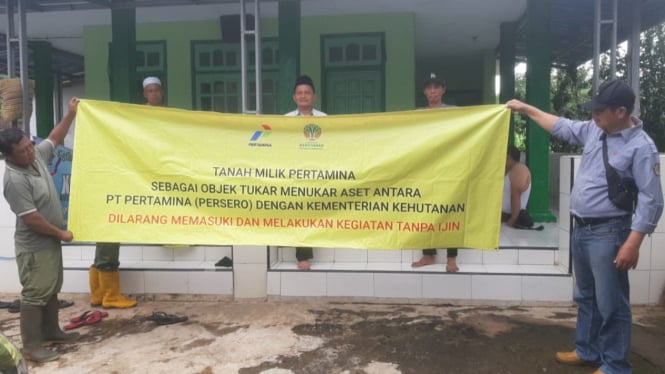 Banner peringatan dipasang di lahan KLHK di Kecamatan Wongsorejo