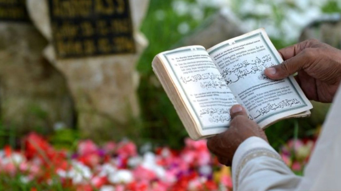Tradisi berdoa di makam leluhur
