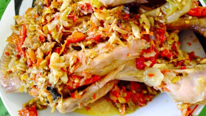 Ayam Betutu: Sajian Ikonik Bali Kaya Rempah dan Filosofi Budaya