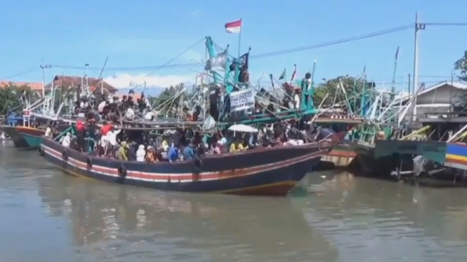 Tradisi Praonan di Pasuruan: Ratusan Warga Naik Perahu