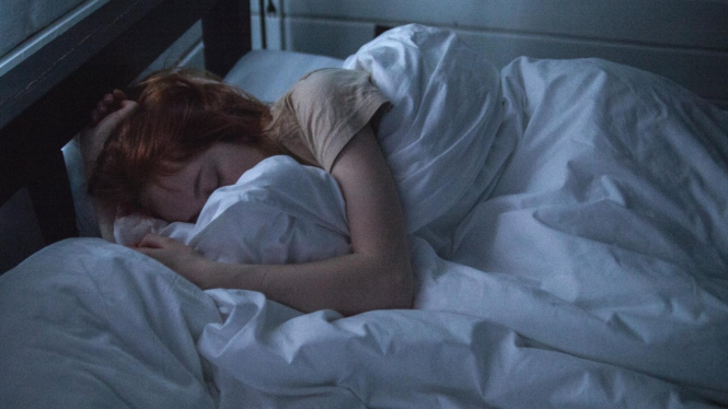 Wanita yang tertidur karena kelelahan, foto oleh Ivan Oboleninov