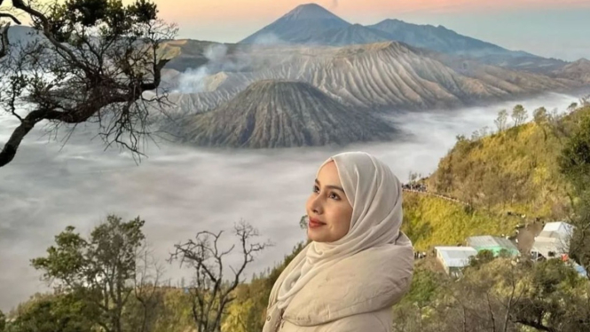 Momen Keindahan Sunrise di Bromo Dinikmati Para Wisatawan