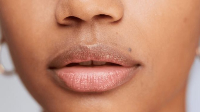 Atasi bibir gelap