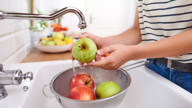 Penting untuk mencuci buah yang hendak dikonsumsi