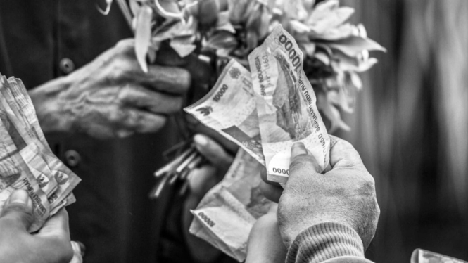 Masyarakat beli Kembang Dermo saat ritual adat Seblang Olehsari