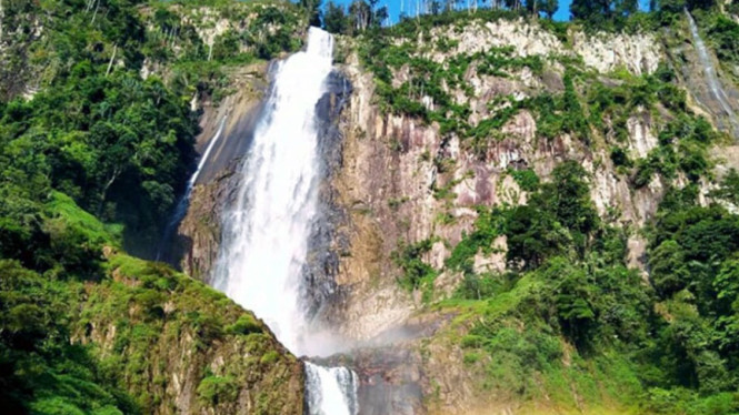 Indahnya Air Terjun Ponot di Sumatera Utara
