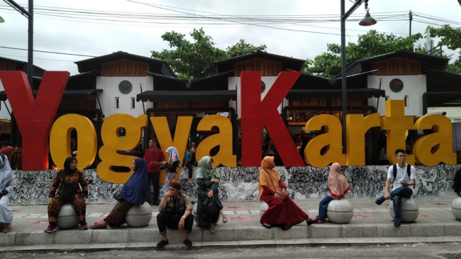 Wisatawan menikmati suasana sore di Yogyakarta