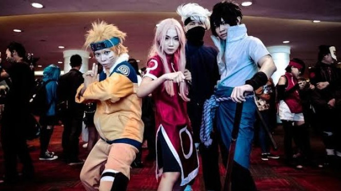 Para wibu yang sedang cosplay menjadi anime
