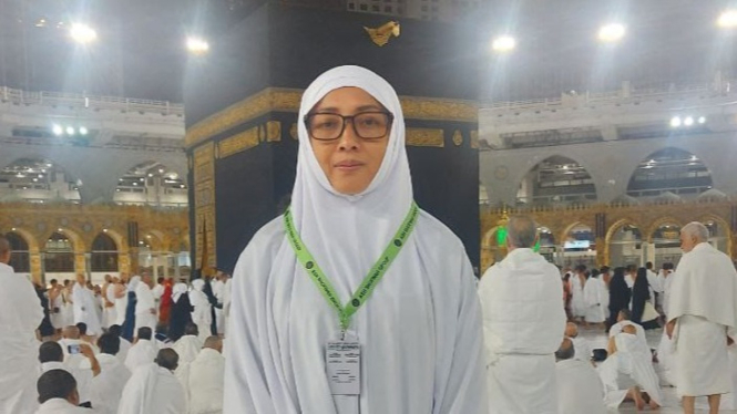 Seorang muslimah sedang melaksanakan ibadah umroh