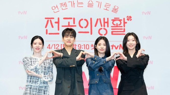 Para pemeran utama drama Korea Resident Playbook