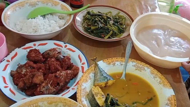 Bubur Papeda dengan Berbagai Aneka Lauknya