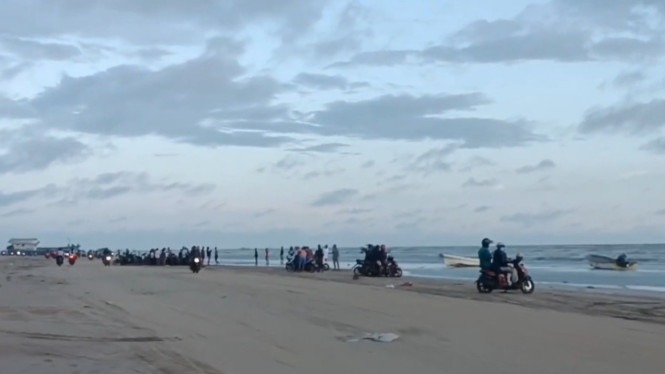 Suasana Pantai Lampu Satu yang Cukup Ramai