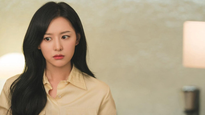 Kim Ji Won saat beradegan dalam drama Queen of Tears