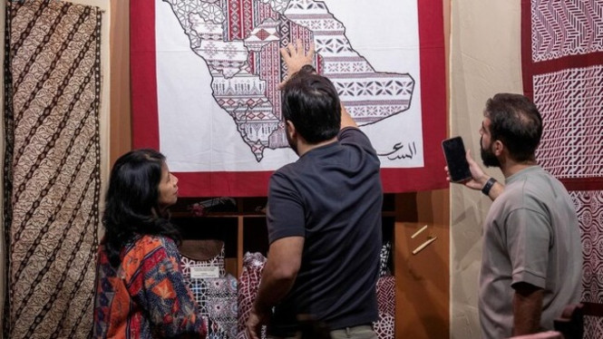 Batik Indonesia Memanjakan Mata Turis di Pameran Internasional