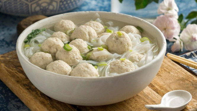 Bulatan bakso daging dengan kuah yang gurih dan panas