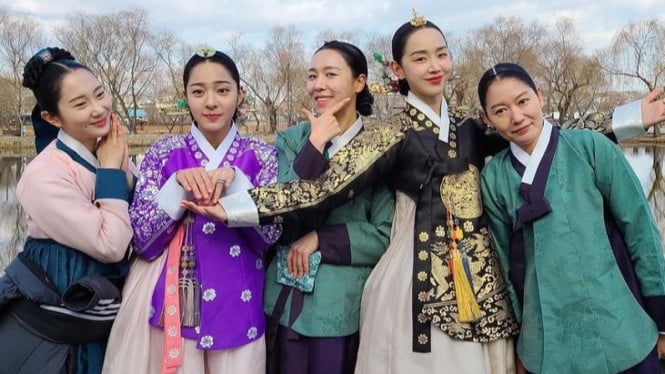 Para pemeran drama Korea sageuk, Mr. Queen