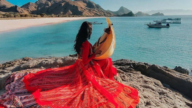 Seorang pemain alat musik tradisional, Sasando.