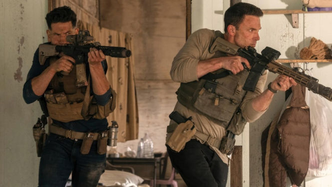 Aksi heroic Ben Affleck dan Jon Bernthal dalam The Accountant 2