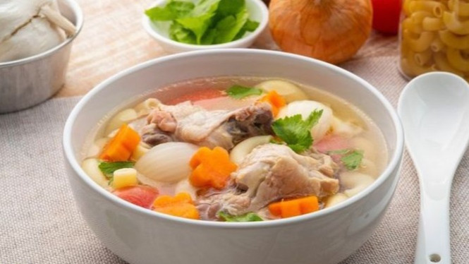 Sup ayam rekomendasi makanan untuk pereda demam