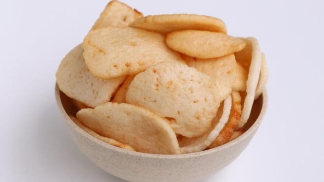Krupuk udang teman sama nasi