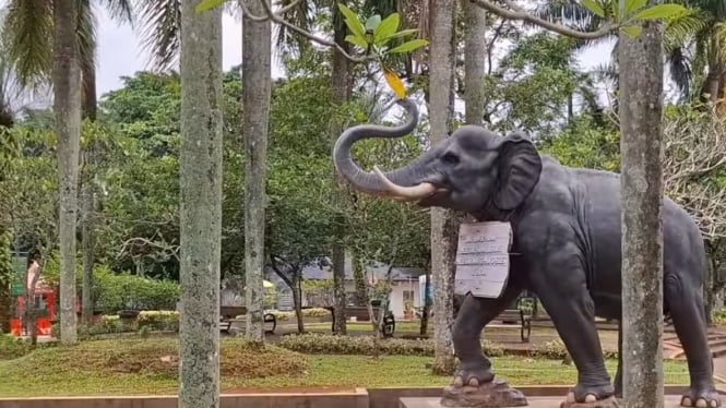 Suasana Disekitar Kebun Binatang Ragunan, Jakarta Selatan