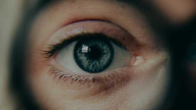 Soft lens dan juga makeup pada mata ternyata memiliki risiko
