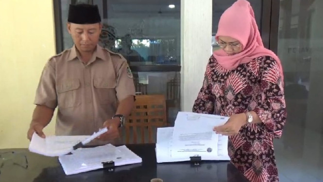 Sekdes Sumber Kencono, Moh As'ad (kopiah)