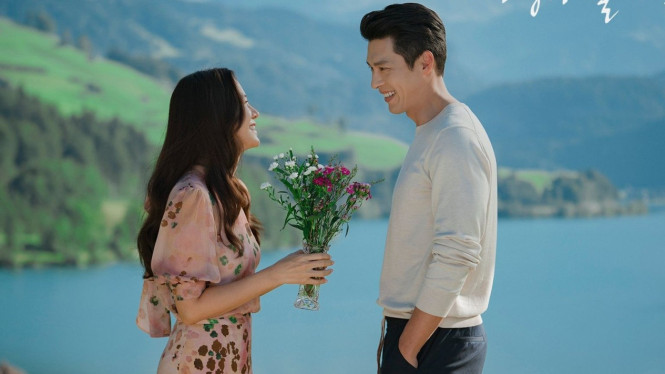 Salah satu adegan romantis di Crash Landing on You