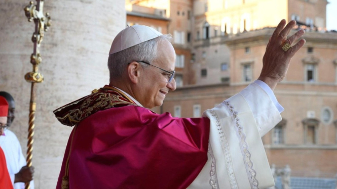 Paus Leo XIV muncul di balkon Basilika Santo Petrus.