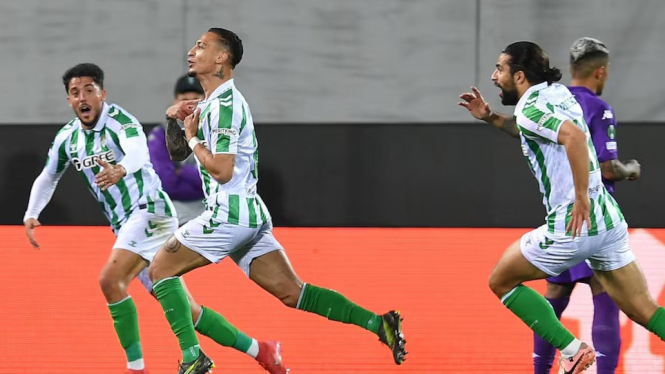 Antony merayakan gol pertamanya bersama Pablo F dan Ricardo R