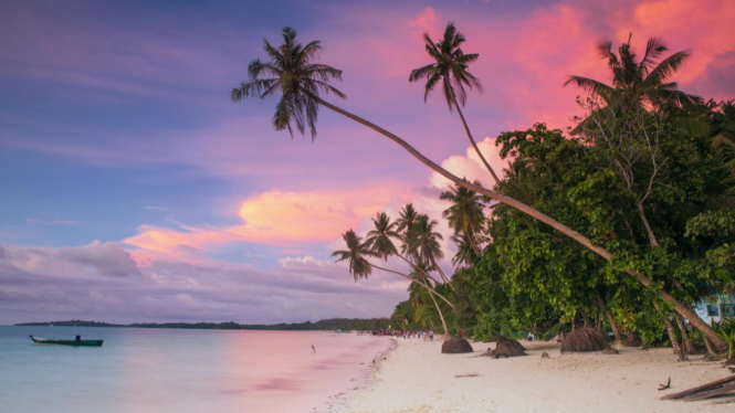 Pantai Ngurbloat dengan pasir terhalus di dunia