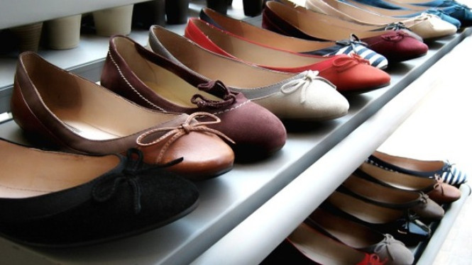 Beragam bentuk dan warna flat shoes