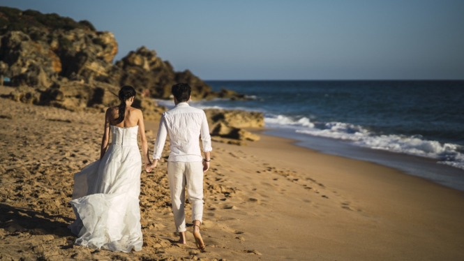 Ilustrasi sepasang pengantin dipantai