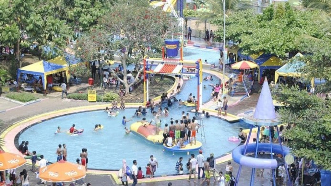 Berenang Bersama Keluarga di Owabong Purbalingga