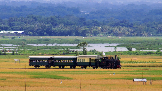 Sensasi Naik Kereta  Melewati Pinggir Danau Rawa Pening