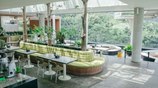 Secangkir kopi dan pemandangan indah di Sudut Pandang Bandung.