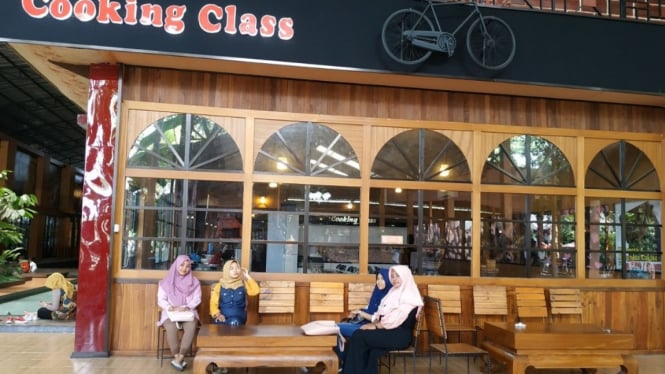 Pengalaman seru yang manis di cooking class Kampung Coklat.