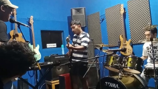 Ilustrasi bermain musik