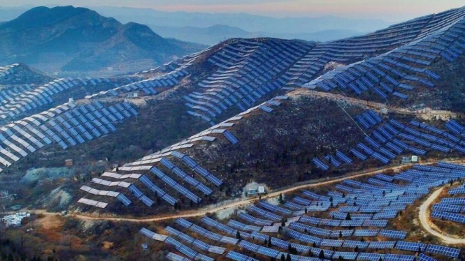 Kumpulan Panel Pembangkit Listrik Tenaga Surya
