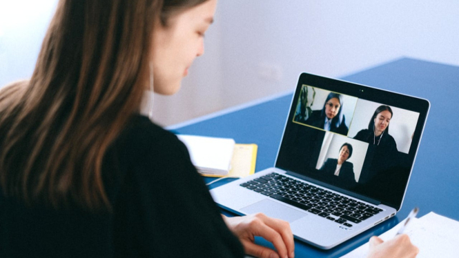 Ilustrasi Meeting Online