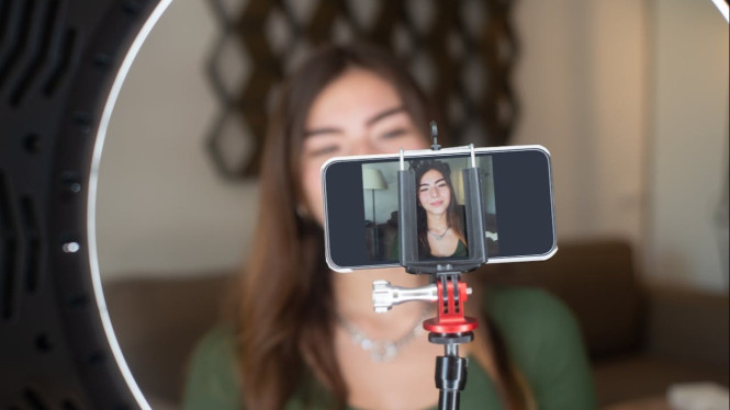 Ilustrasi Content Creator Membuat Video