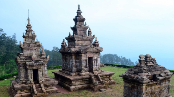 Menikmati Keindahan Candi Gendong Songo di Gunung Ungaran