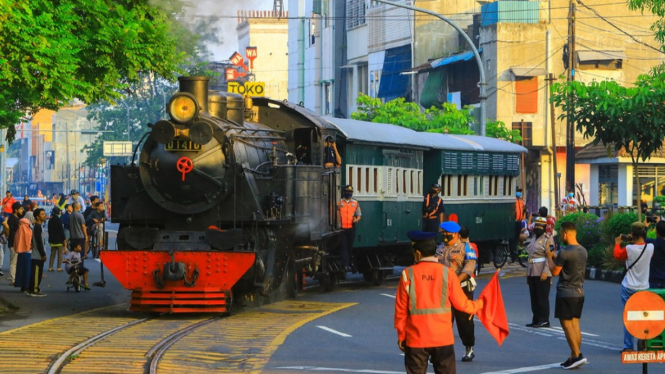 Sensasi Menaiki Kereta Api Jaladara Melintasi Jalan Raya Kota Solo