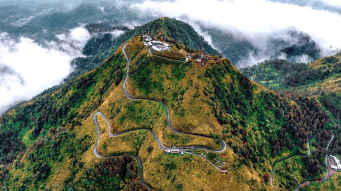 Pemandangan Jalan Menuju Puncak Telomoyo dari Atas
