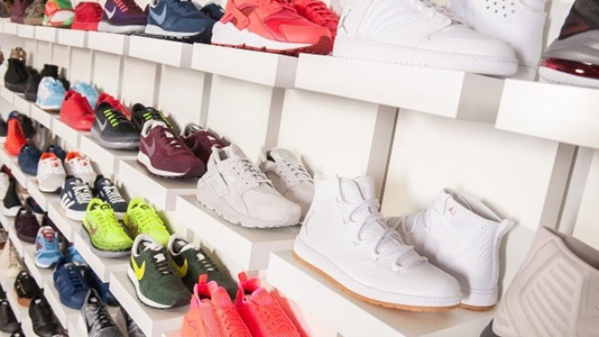 Jajaran tempat menyimpan sepatu yang rapi